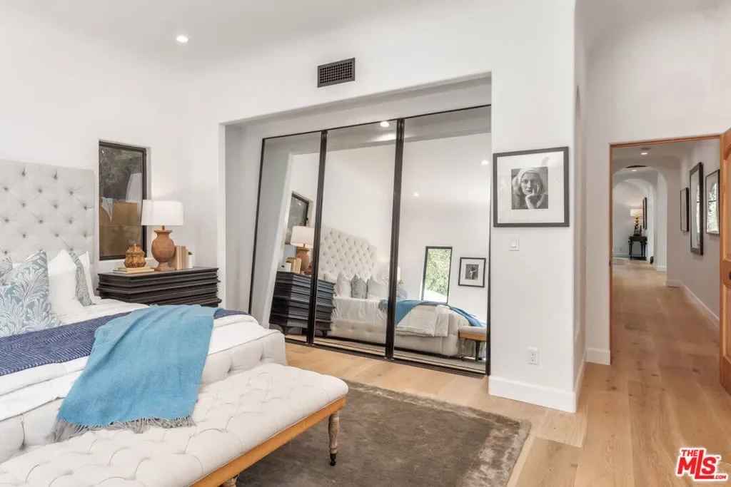 913 S Mullen Avenue, Los Angeles, California, United States. - Photo 7