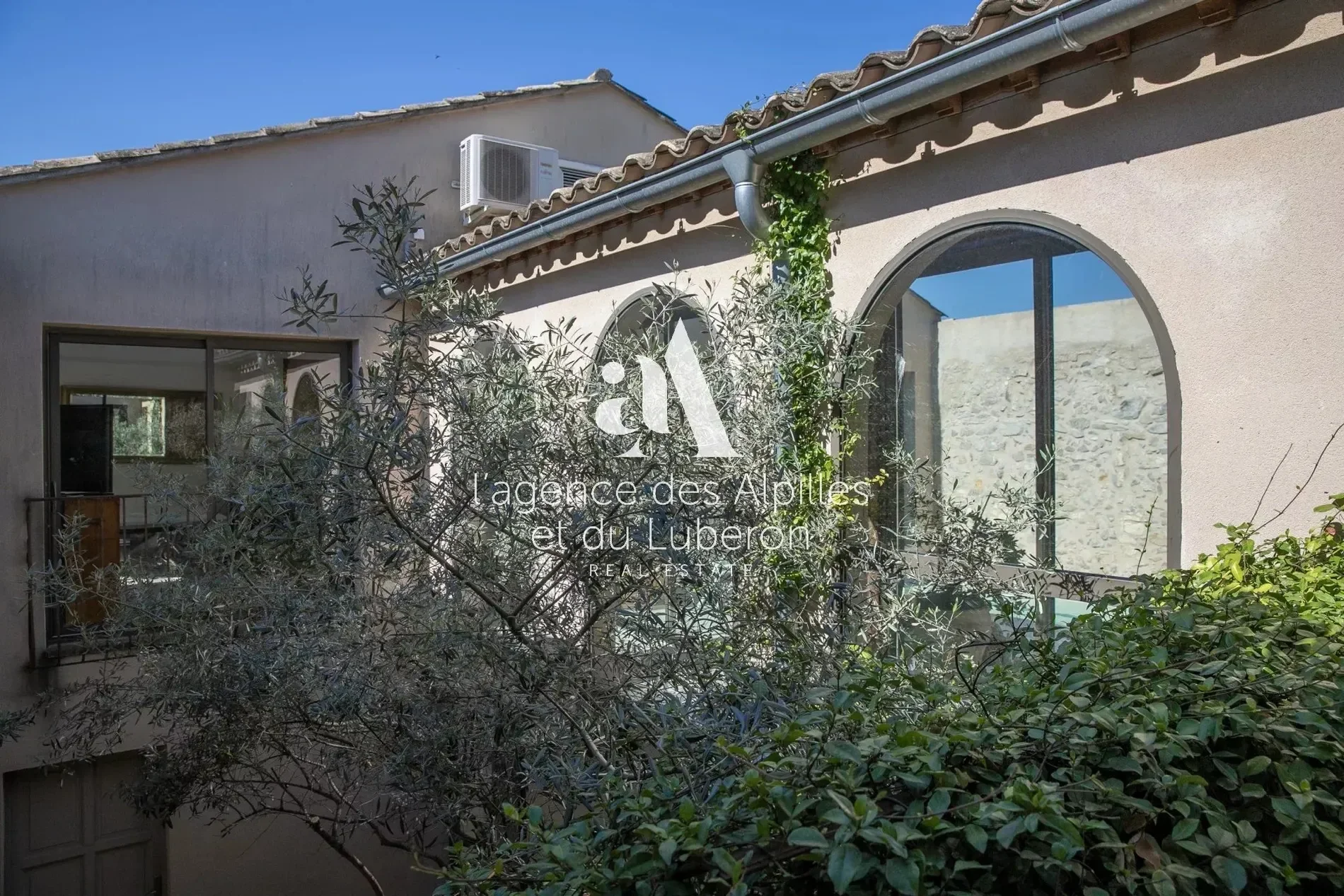 Exterior photo 3