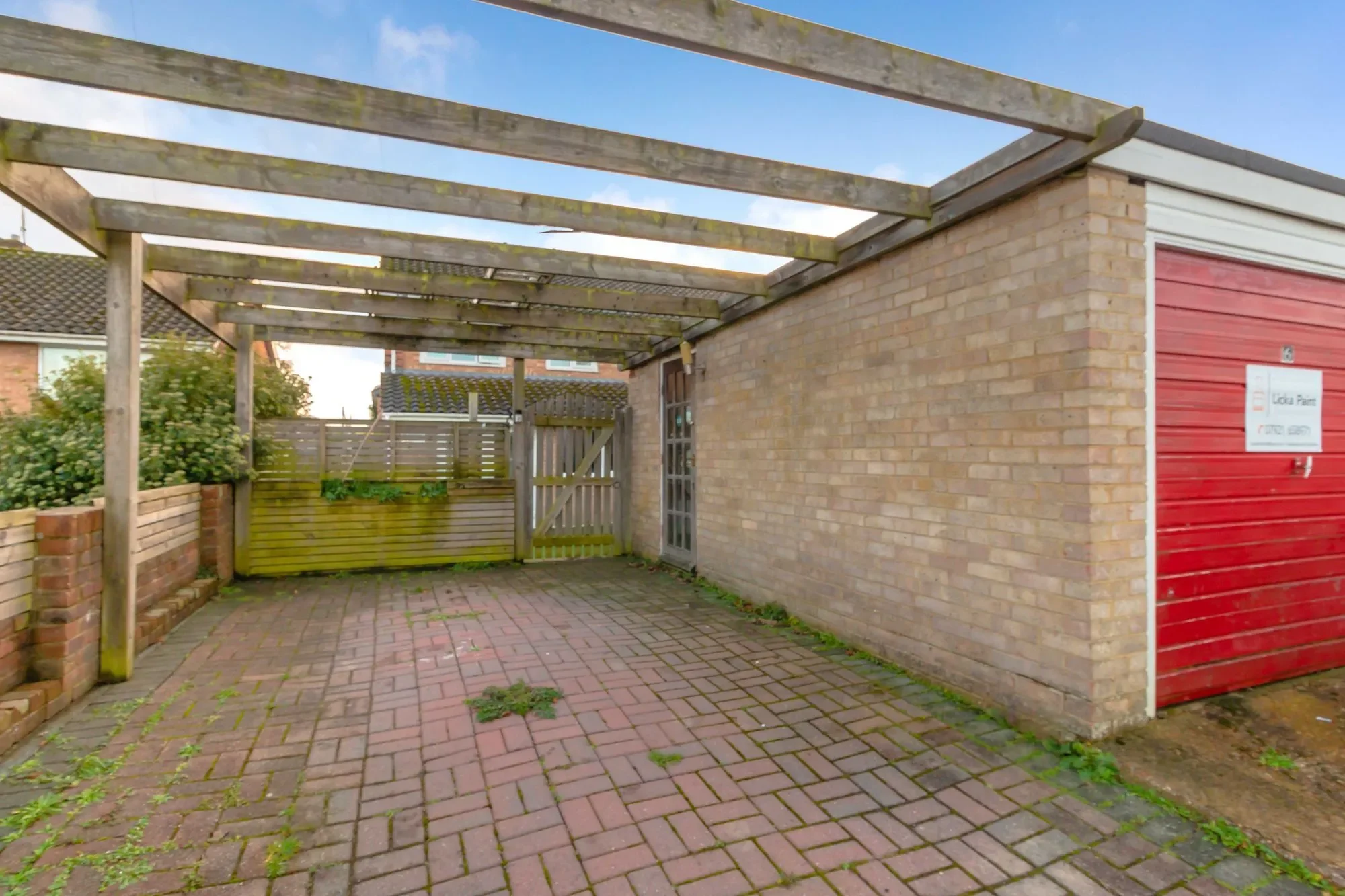 Exterior photo 5