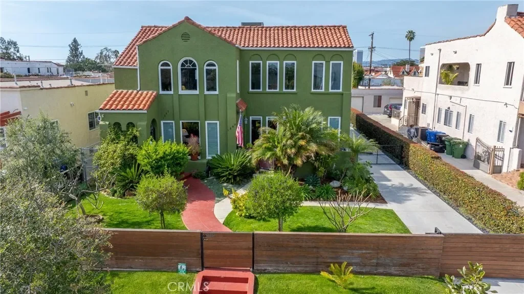 Exterior photo 9