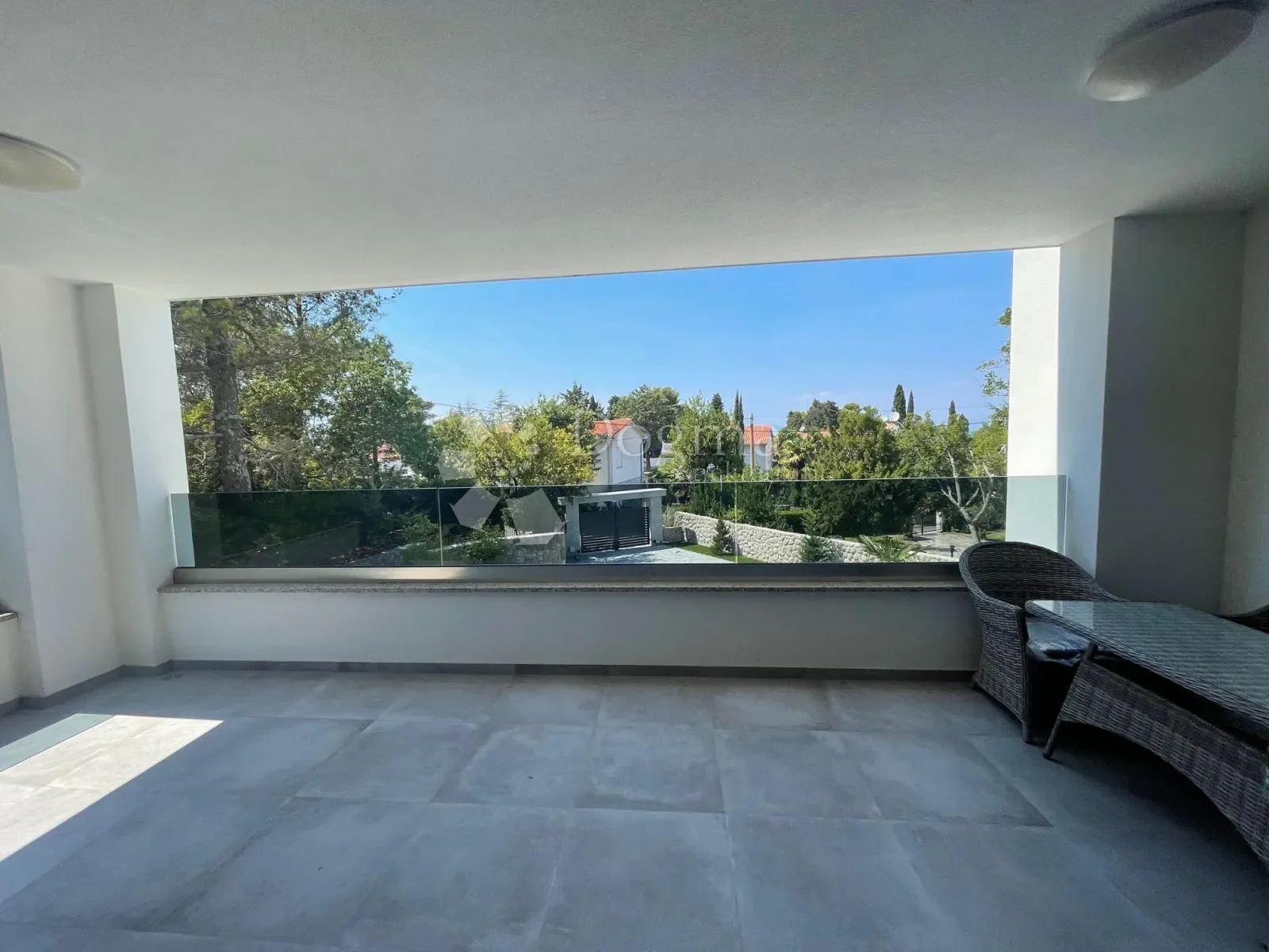Exterior photo 6
