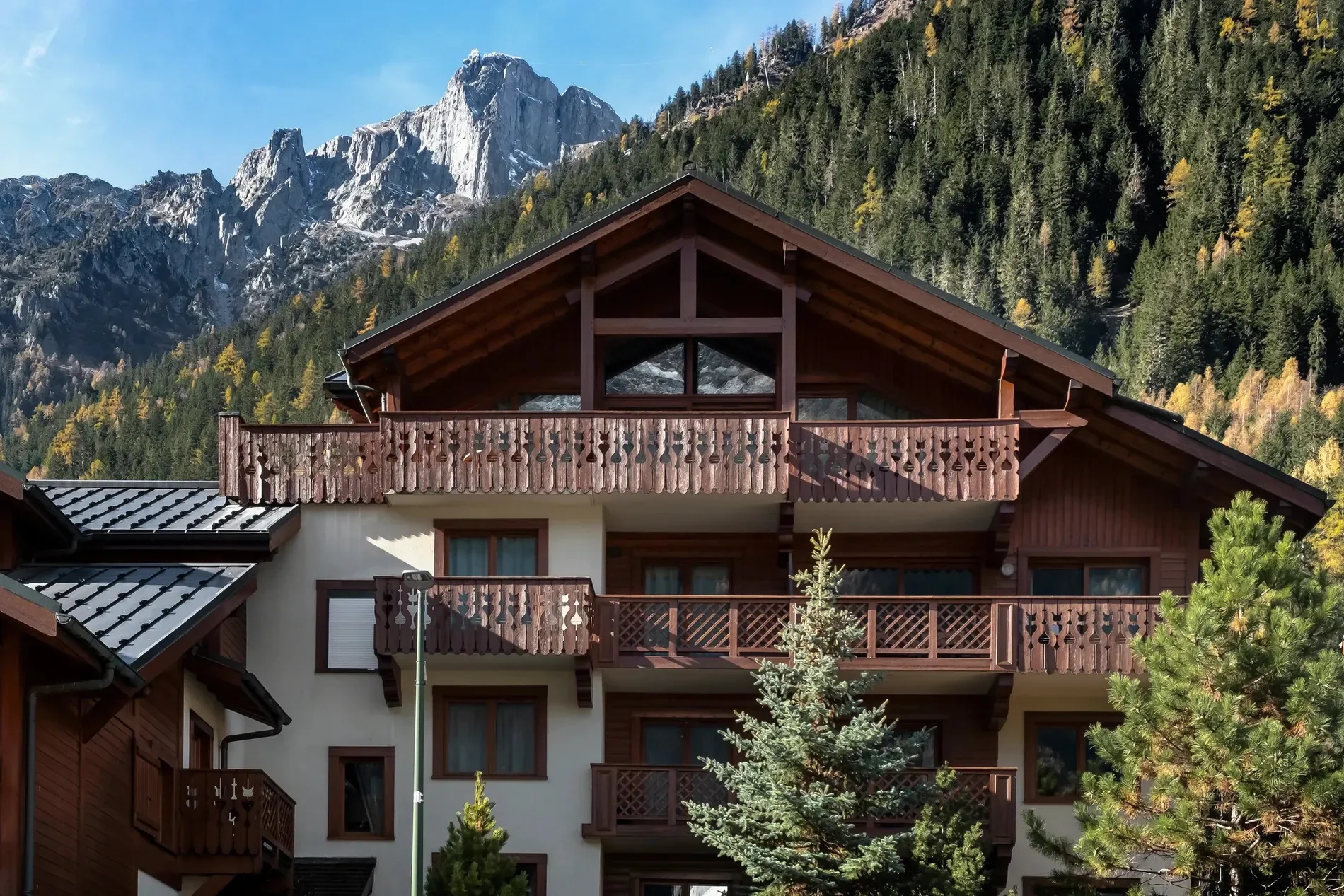Exterior photo 1
