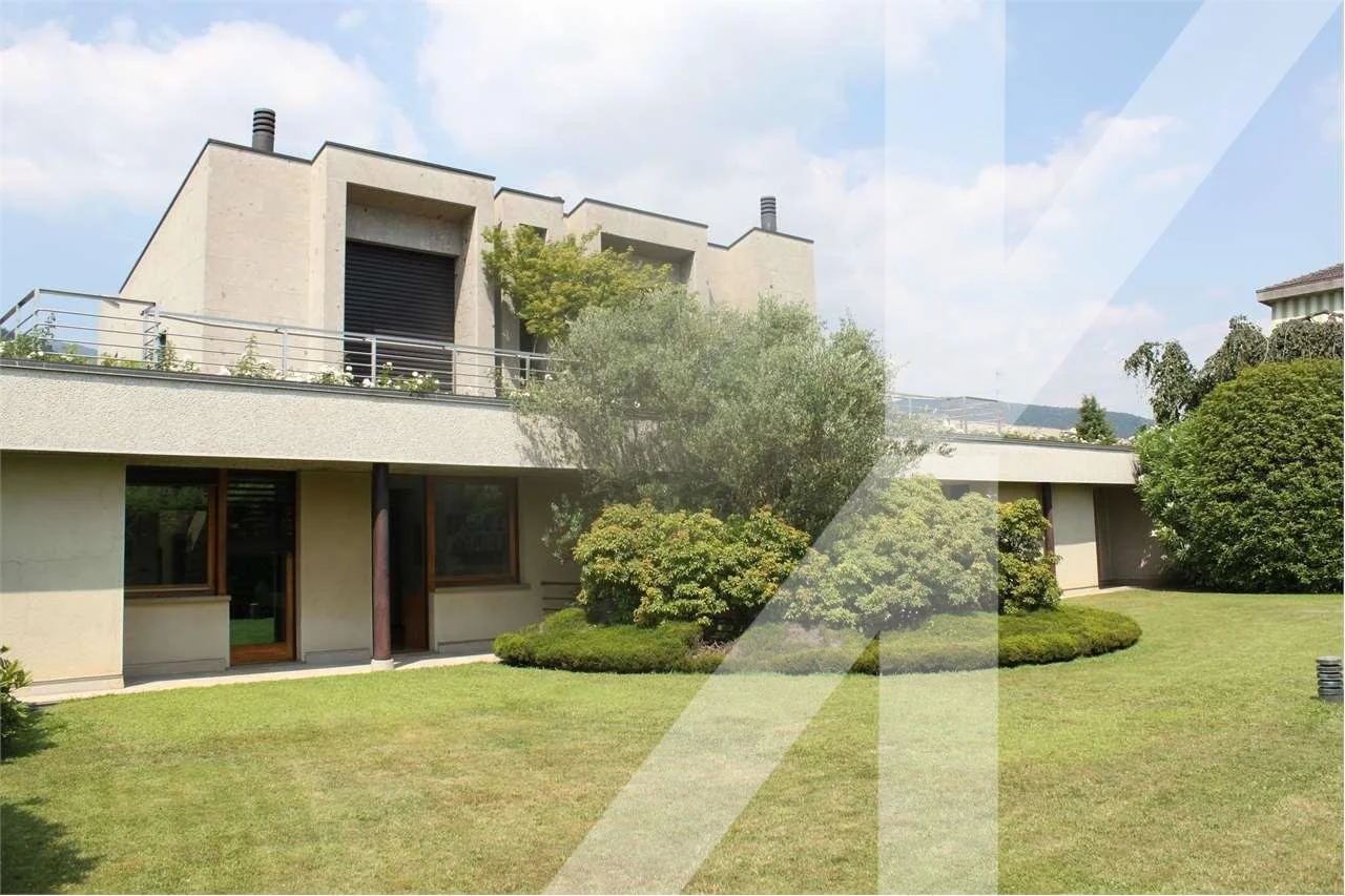 Exterior photo 8