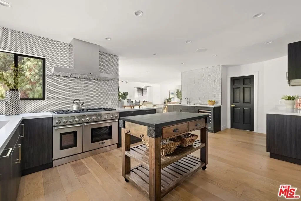 16881 Oak View Drive, Los Angeles, California, United States. - Photo 7