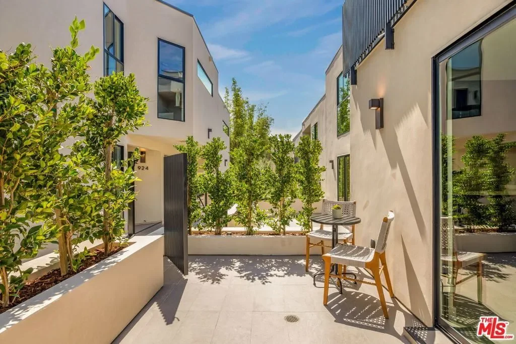 922 N West Knoll Drive, Los Angeles, California, United States. - Photo 16
