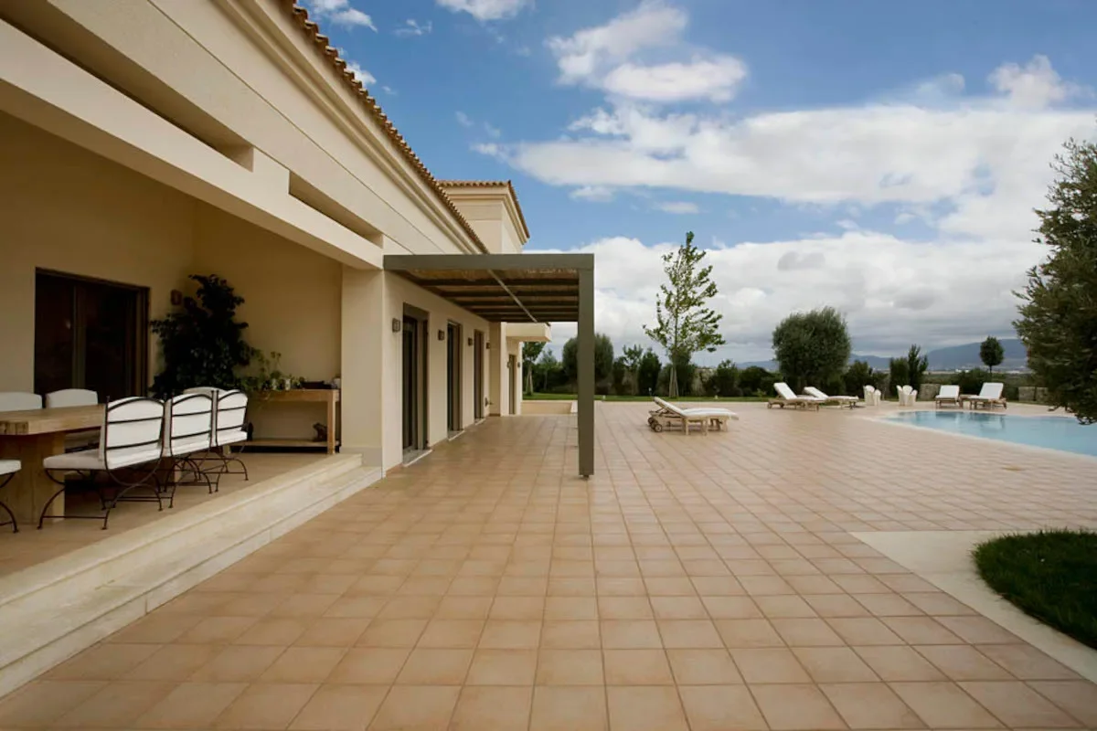 Exterior photo 2