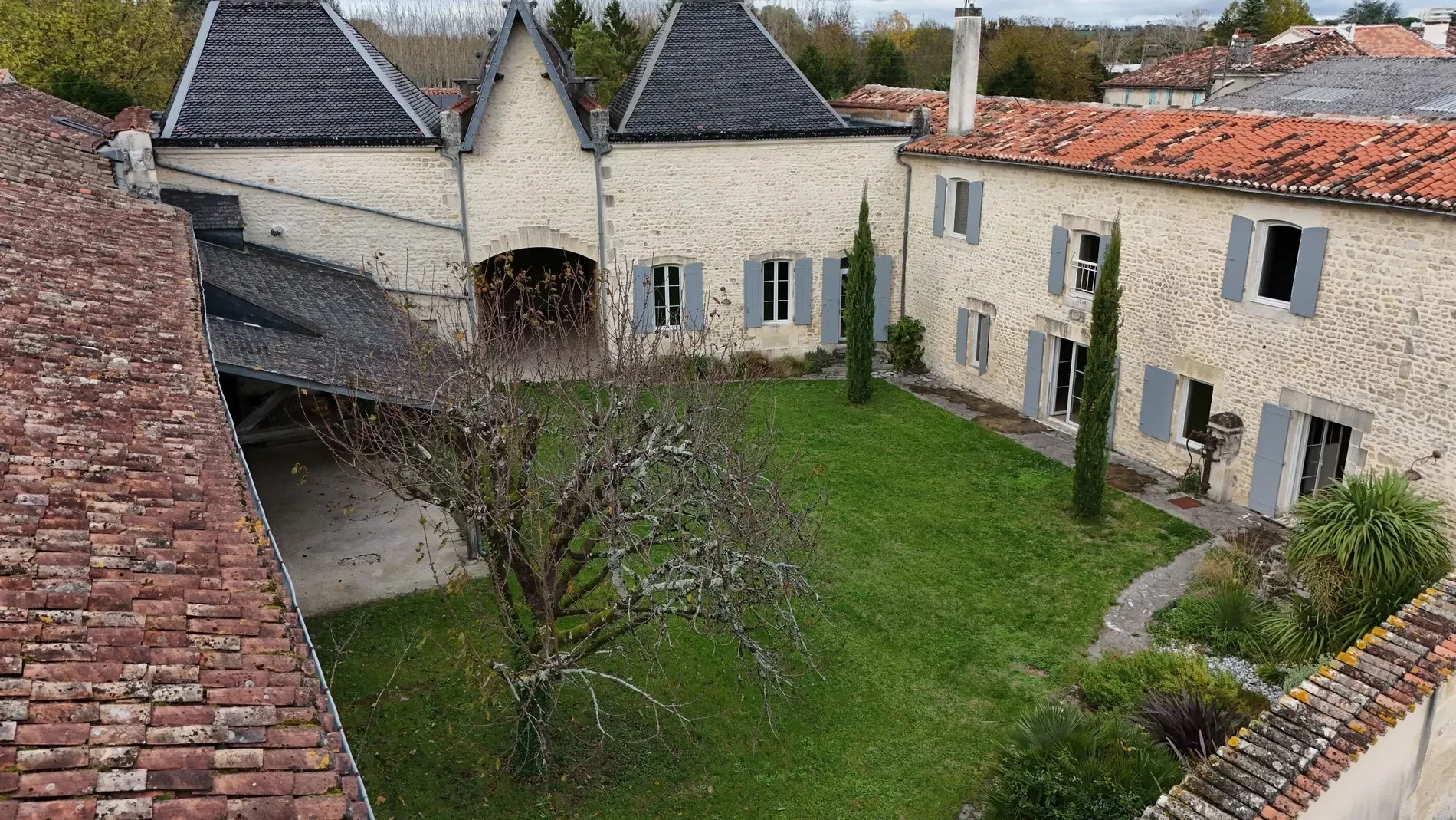 Exterior photo 4