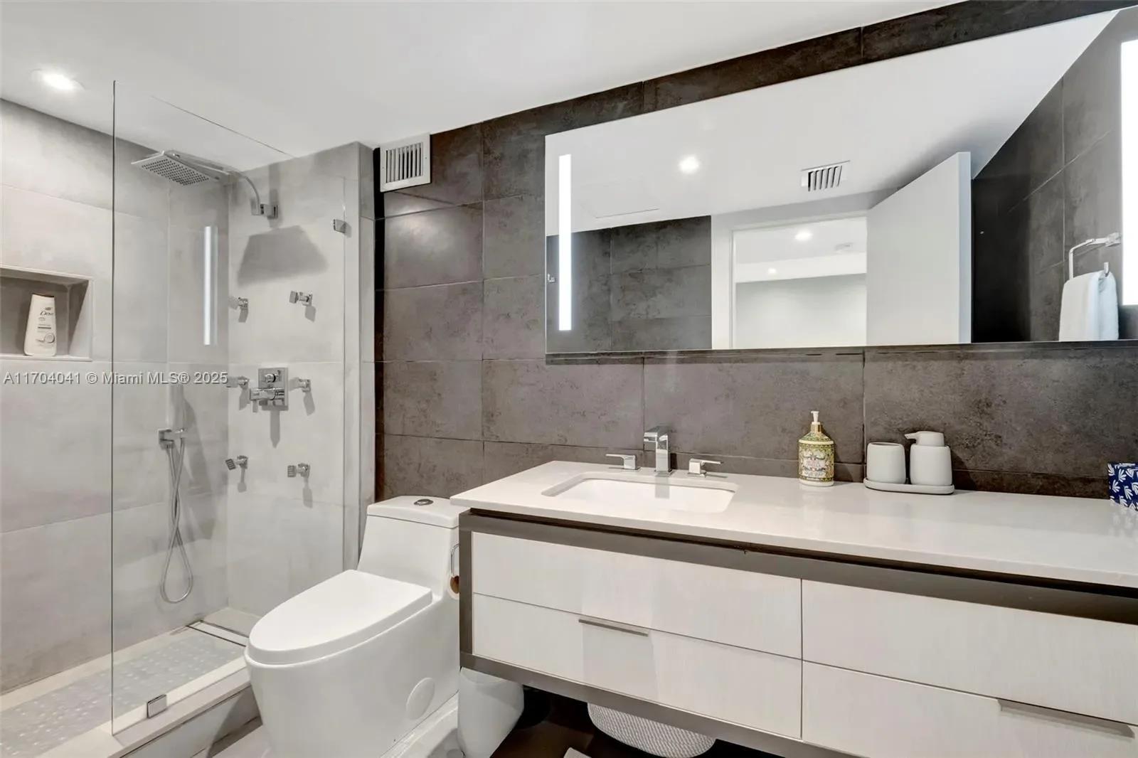 2301 Collins Ave 634/635, Miami Beach, Florida, United States. - Photo 13