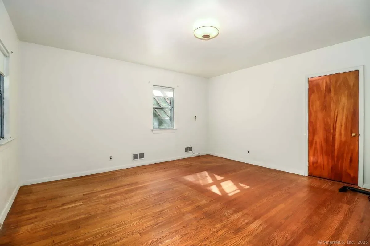 32 Locust Road, Greenwich, Connecticut, United States. - Photo 17