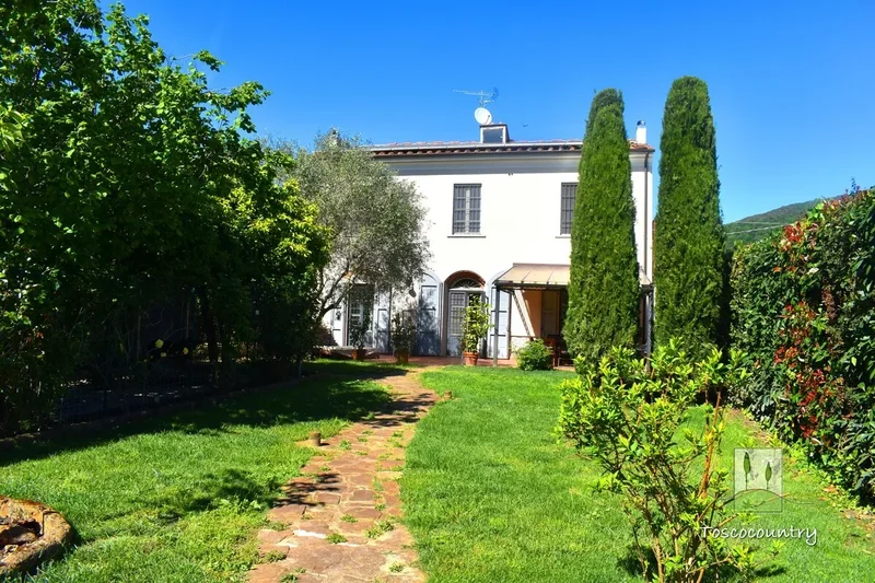 Elegant country house with pool for sale between Pisa and Lucca, in Tuscany