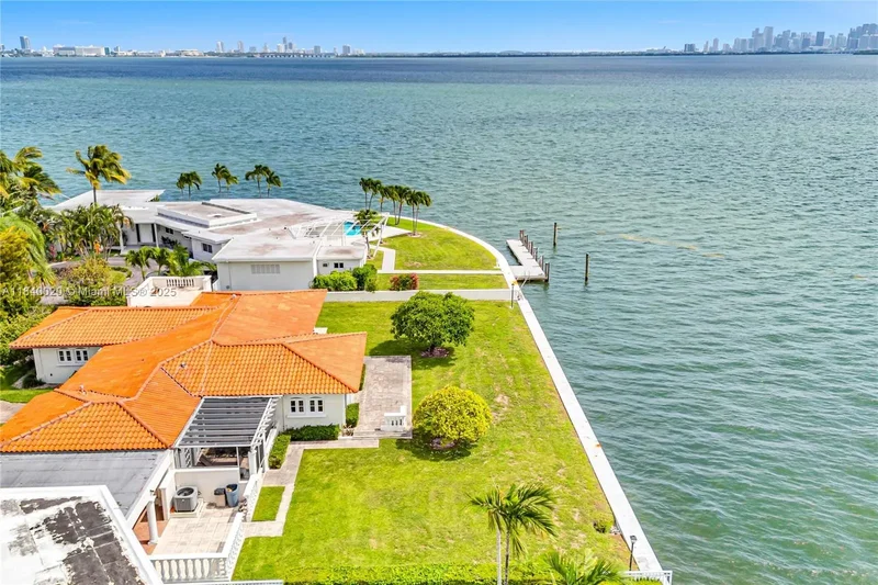 7500 W Treasure Dr, Miami Beach, Florida, United States. - Photo 1