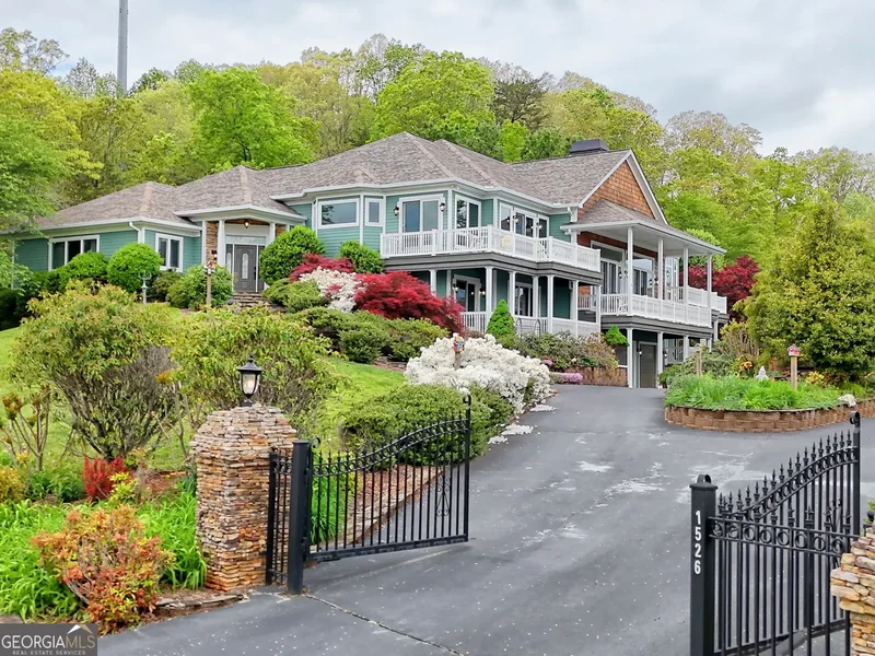 Single Family Residence in Hiawassee