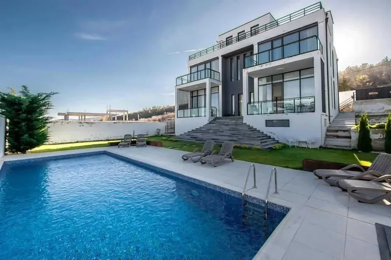 Lakeview Luxe