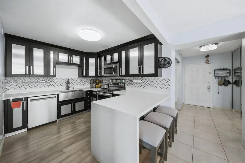 6061 Collins Ave 5F, Miami Beach, Florida, United States. - Photo 9