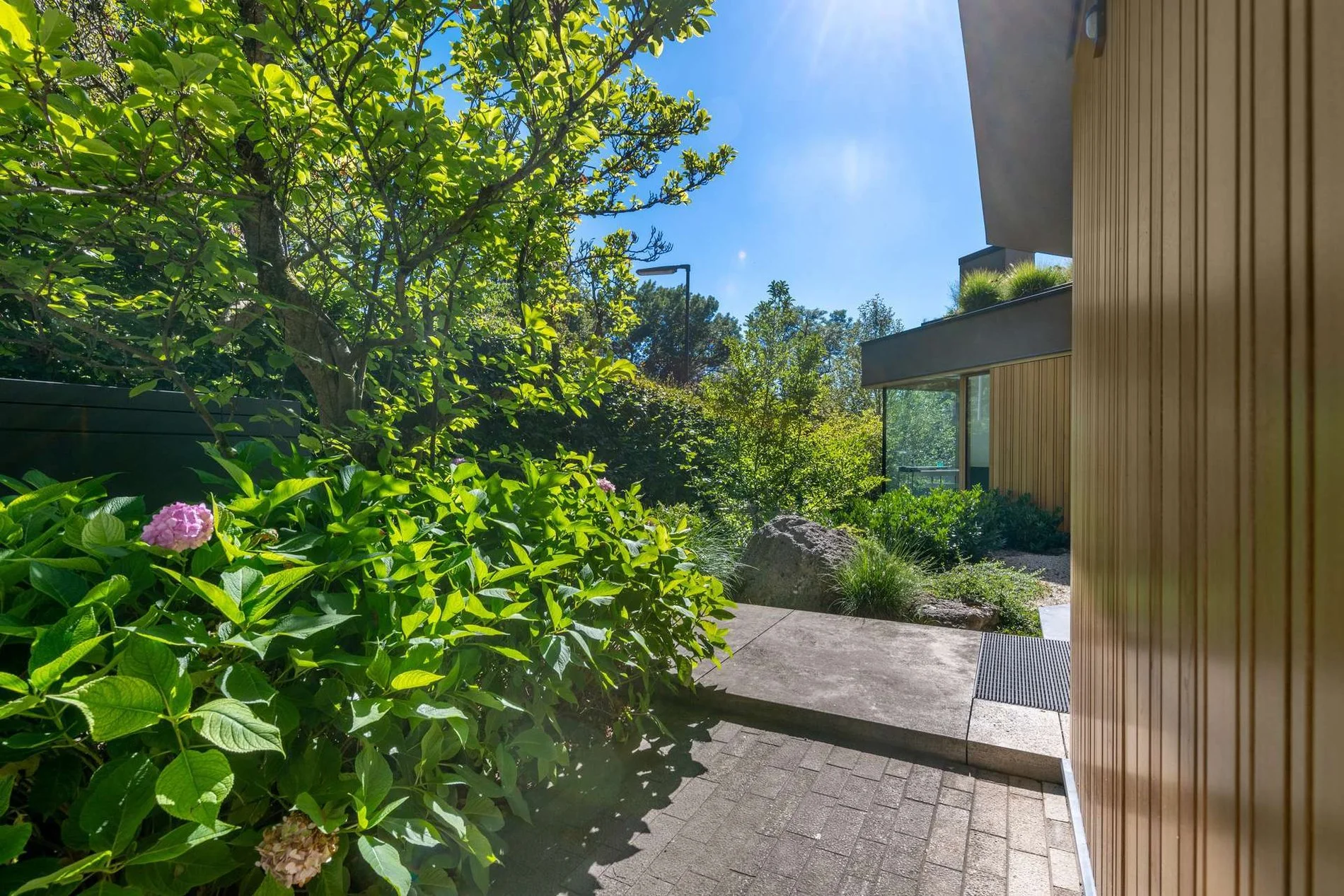 Exterior photo 2