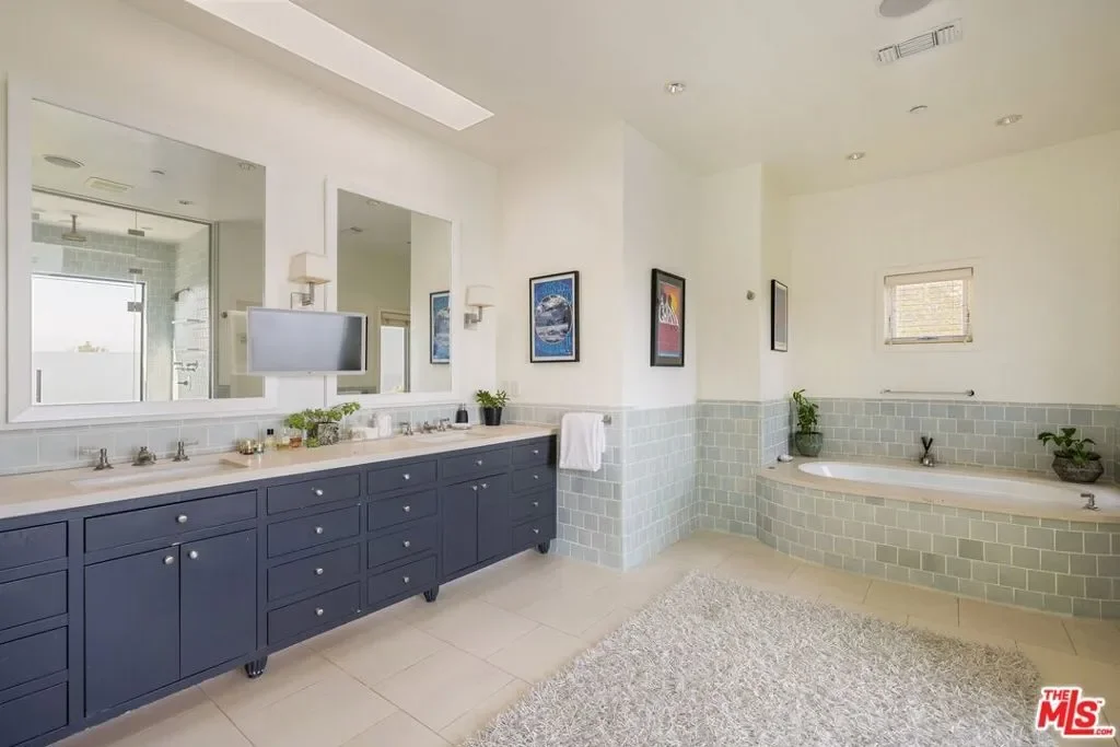 1573 Sunset Plaza Drive, Los Angeles, California, United States. - Photo 17