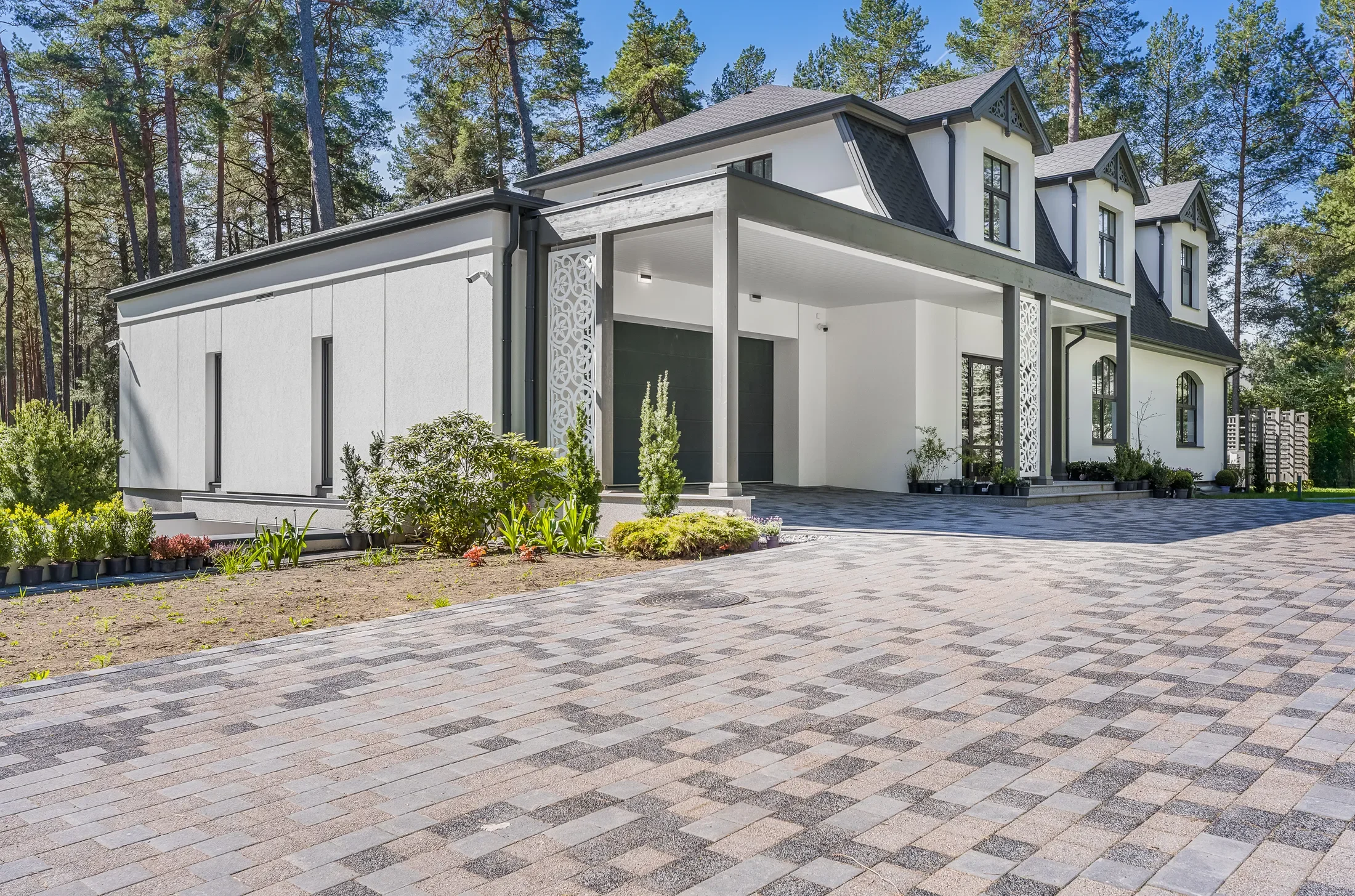 Exterior photo 1
