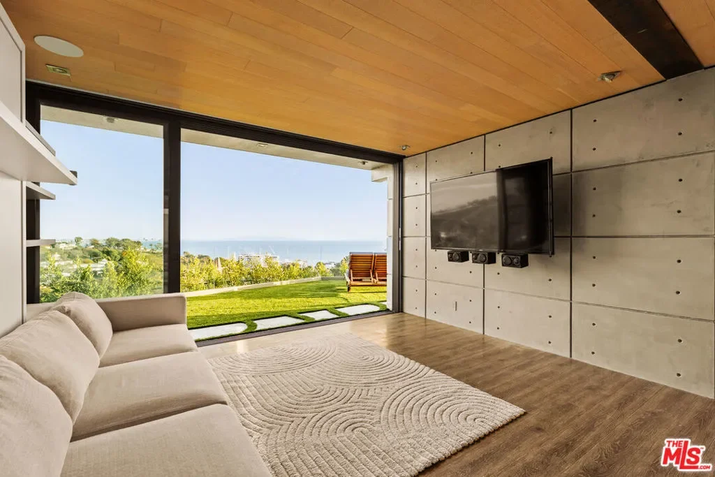 467 Paseo Miramar, Los Angeles, California, United States. - Photo 21