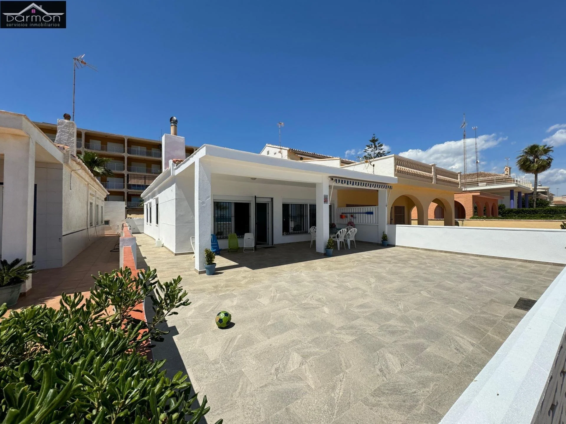 Exterior photo 4