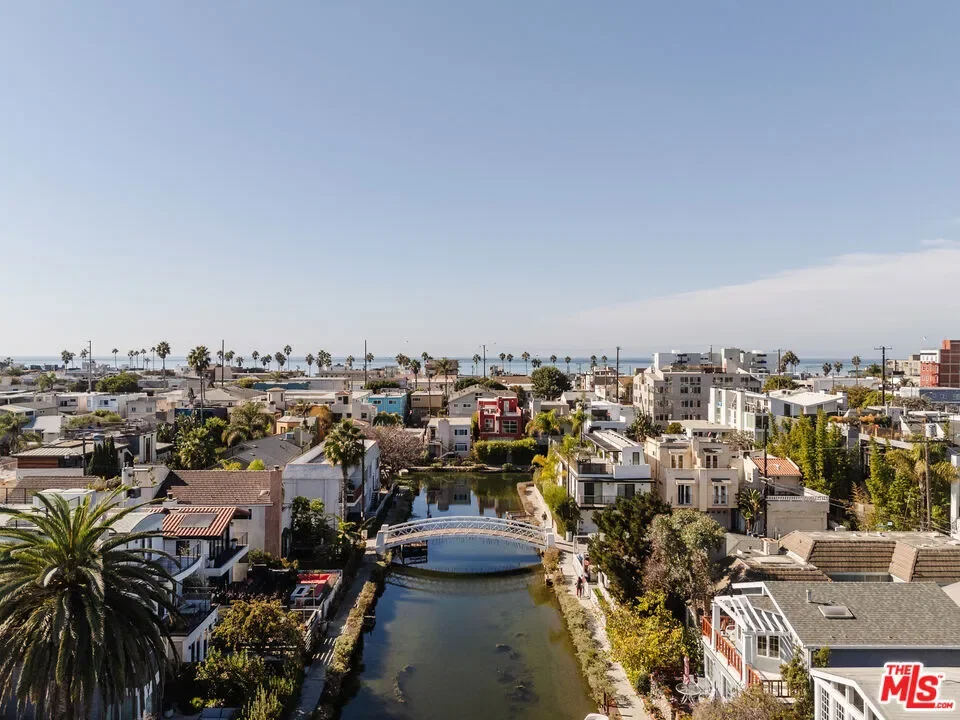302 S Venice Boulevard, Los Angeles, California, United States. - Photo 27