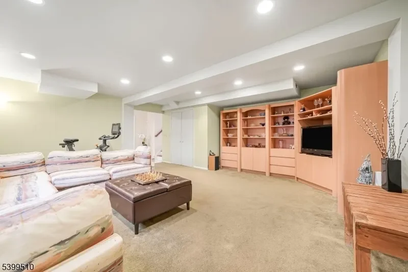 12 Clinton Ln, Wayne Twp., NJ 07470, Wayne, New Jersey, United States. - Photo 3