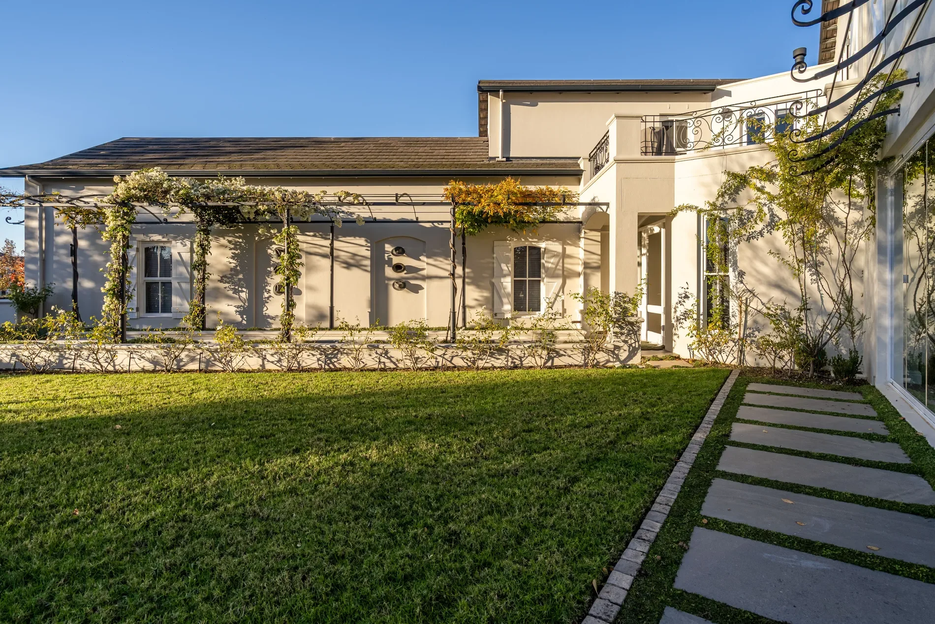 Exterior photo 6