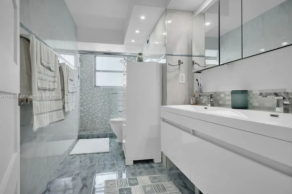 6039 Collins Ave 1126, Miami Beach, Florida, United States. - Photo 1