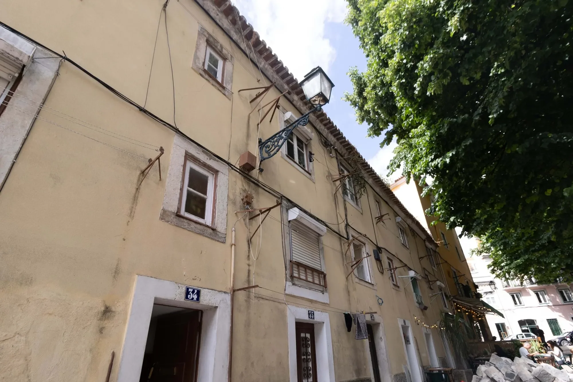 Praça das Flores (Mercês), Lisboa, Misericordia, Lisbon, Portugal. - Photo 2