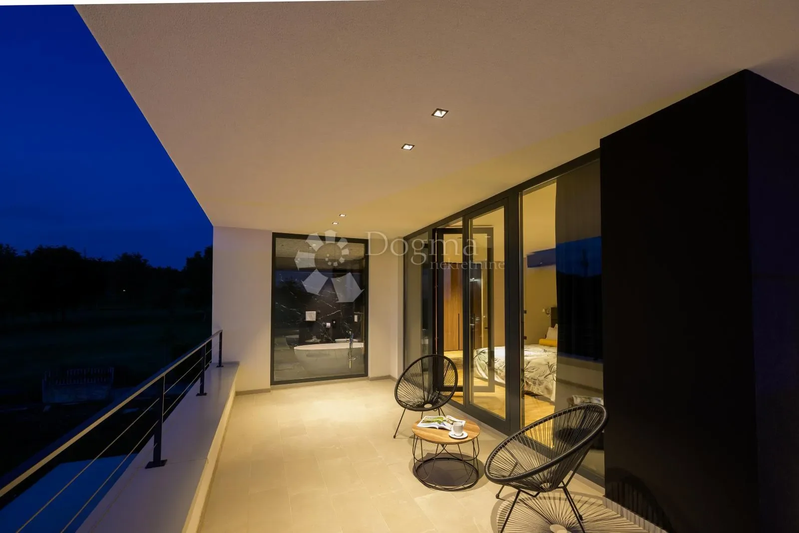 Exterior photo 8