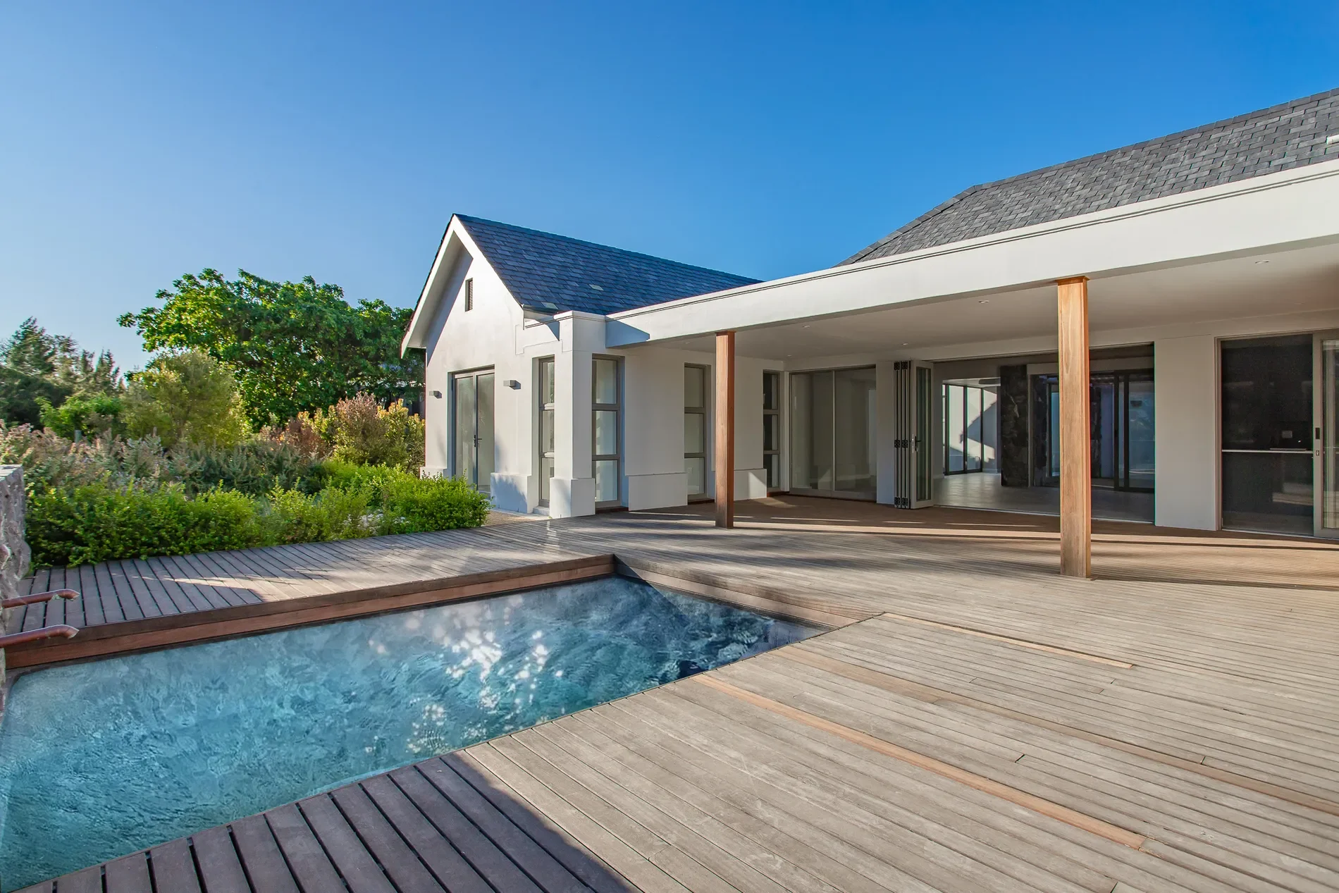 Exterior photo 3
