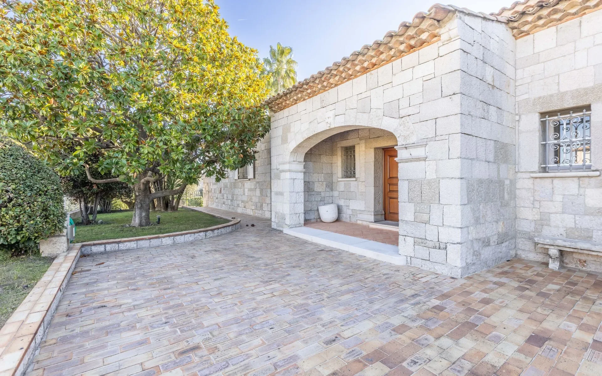 Exterior photo 9