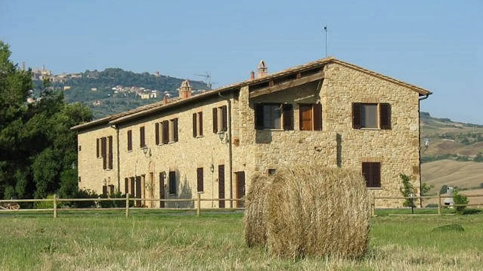 Exterior photo 6