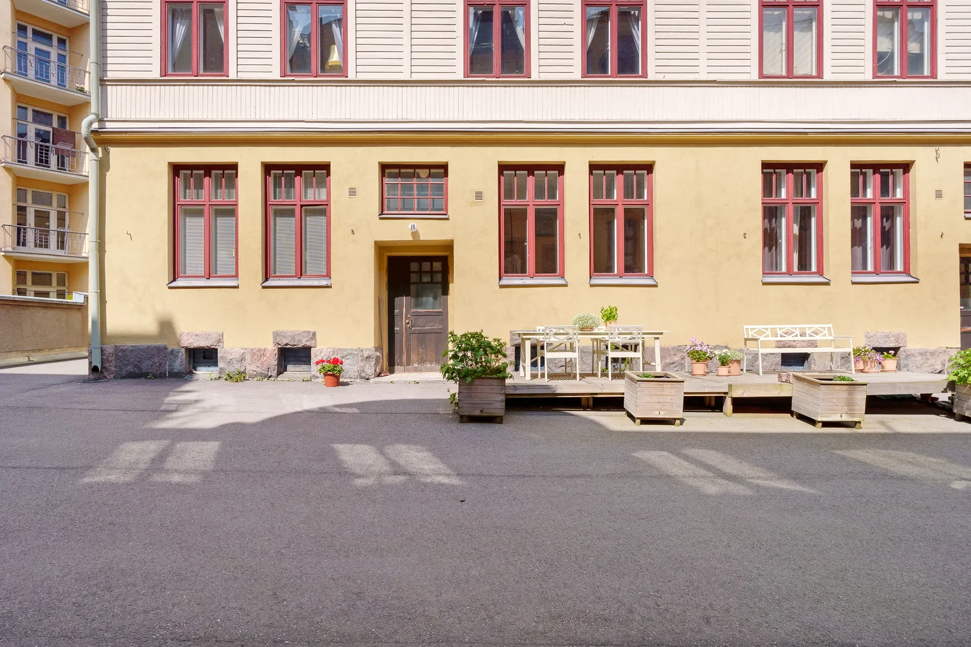Exterior photo 9