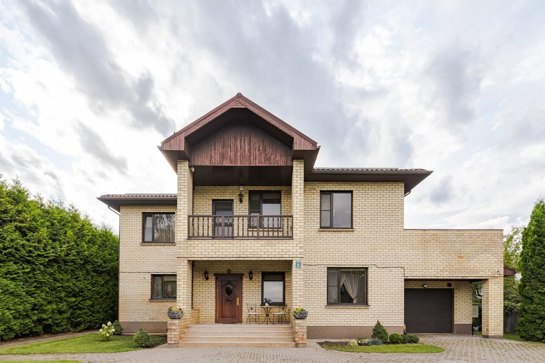 Exterior photo 5