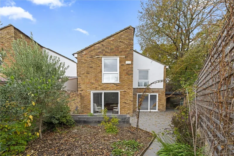 Acacia Road, Hampton, England, United Kingdom. - Photo 8