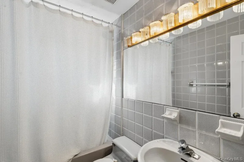 9 Lynch Street, Huntington Station, New York, United States. - Photo 16