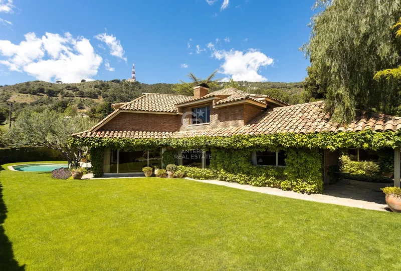 Wonderful Villa With Green Areas In Prestigious Pedralbes