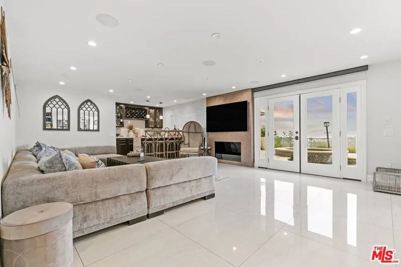 2427 Flintridge Drive, Glendale, California, United States. - Photo 25