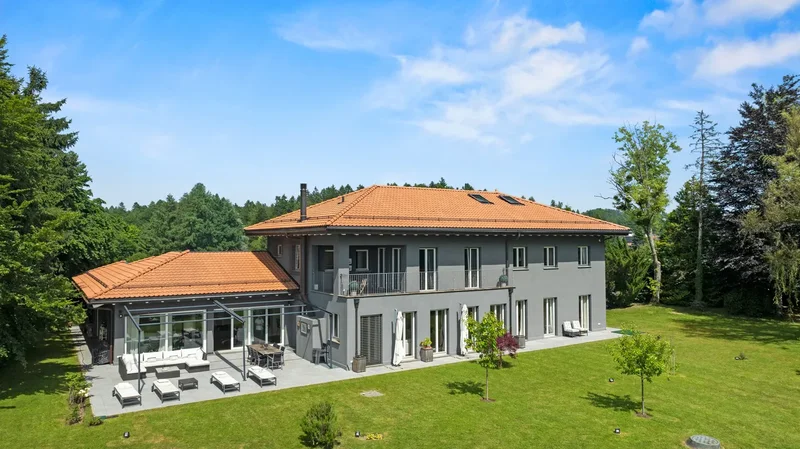 Elegant family property, quiet and with lake views in Epalinges