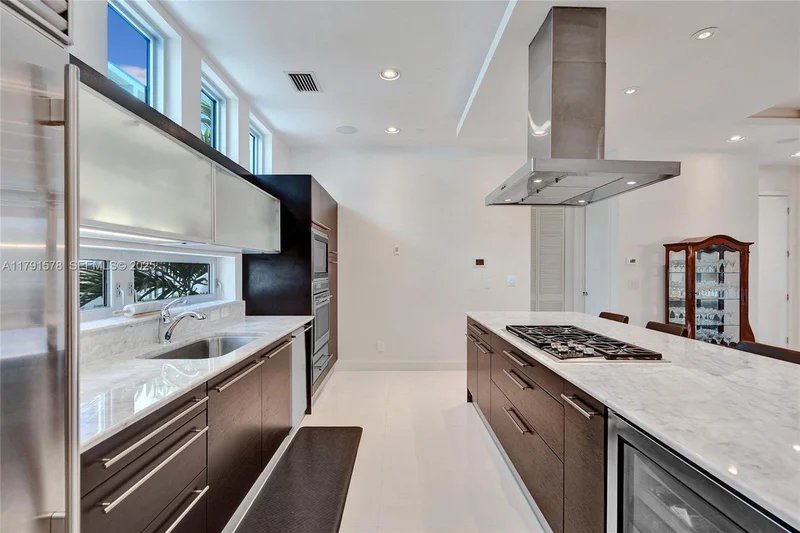 2725 NE 1st St, Hillsboro Beach, Florida, United States. - Photo 22