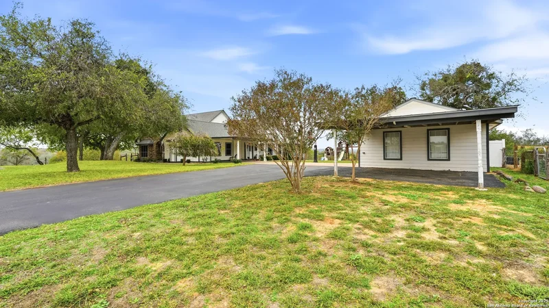 226 Broken Arrow, Floresville, TX 78114, Floresville, Texas, United States. - Photo 36