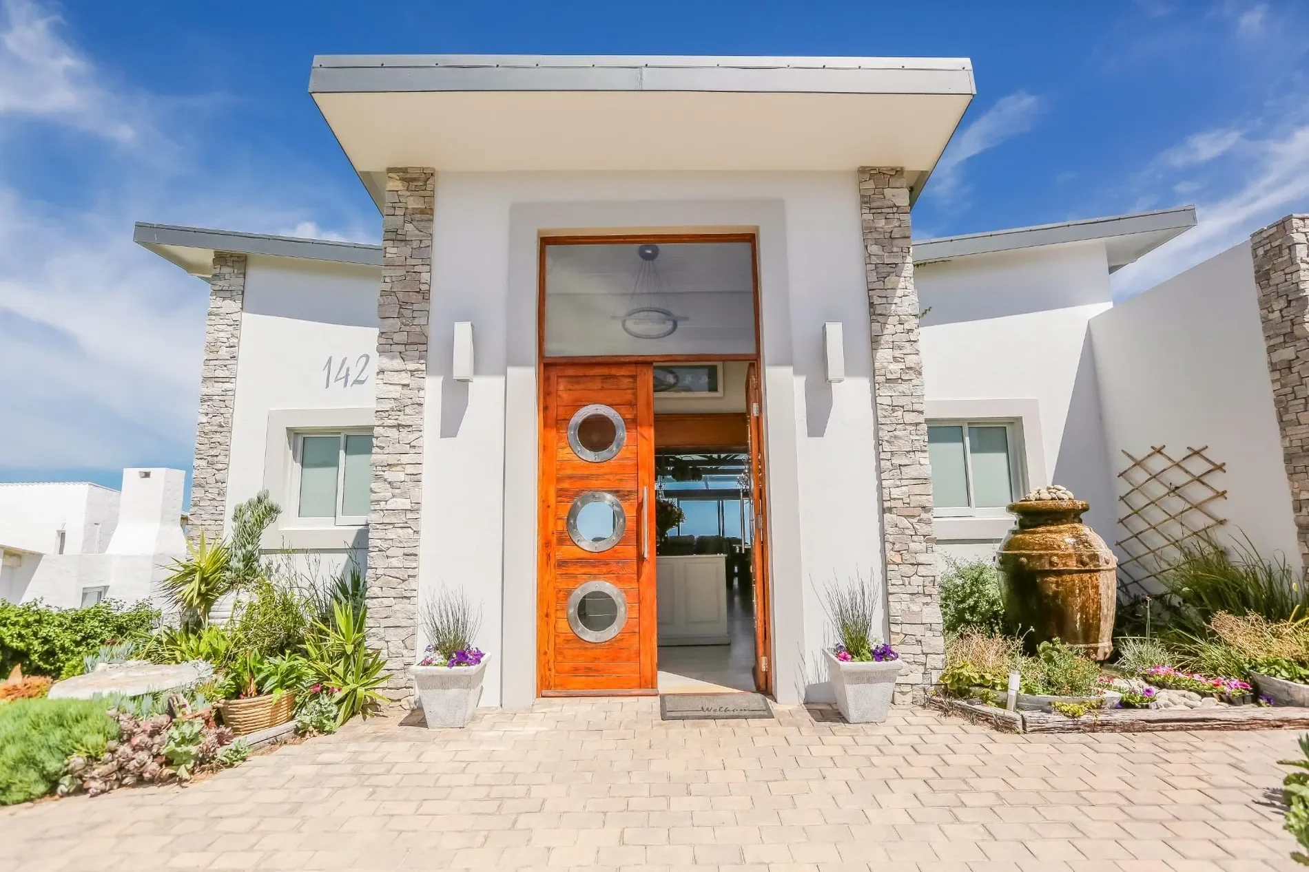 Exterior photo 2