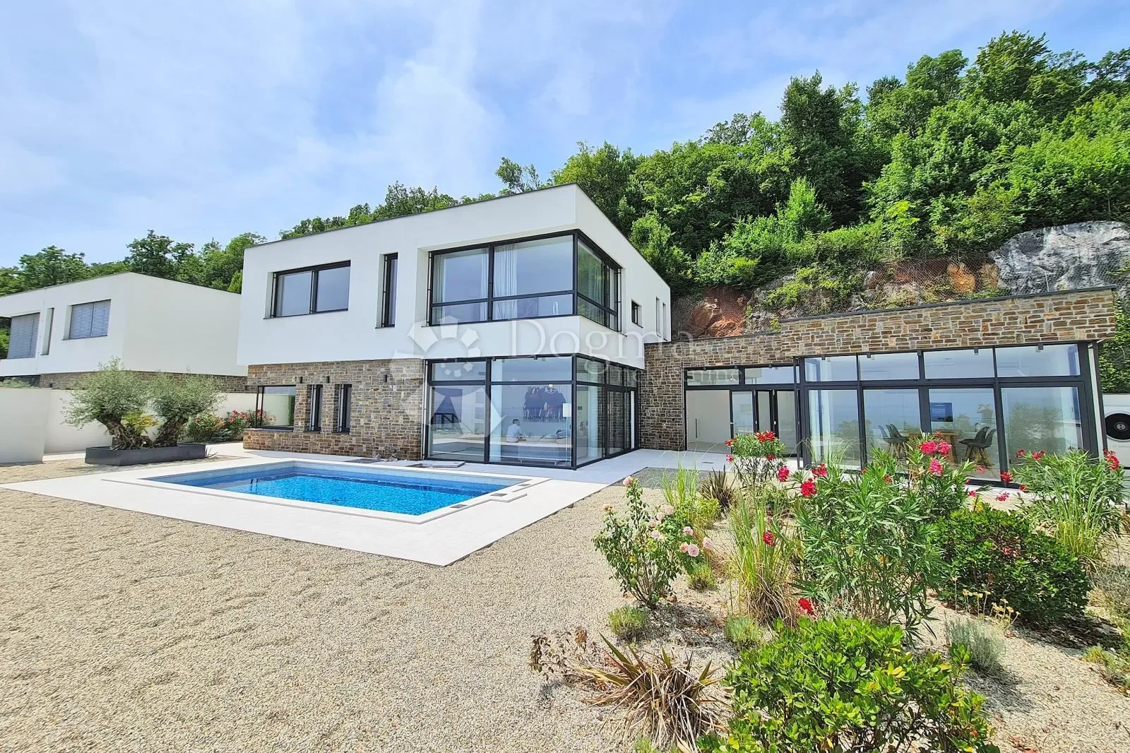 Exterior photo 3