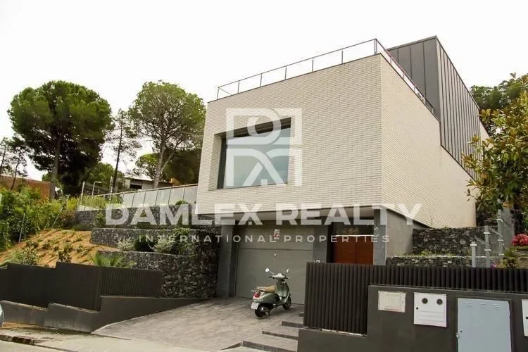 Exterior photo 2