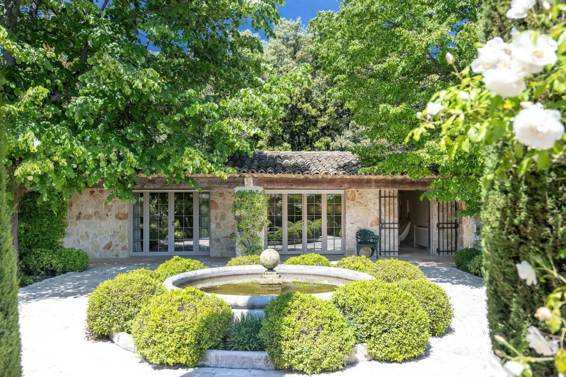 Exterior photo 8