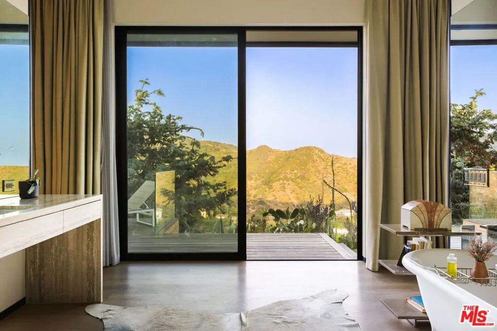 3306 Deronda Drive, Los Angeles, California, United States. - Photo 13