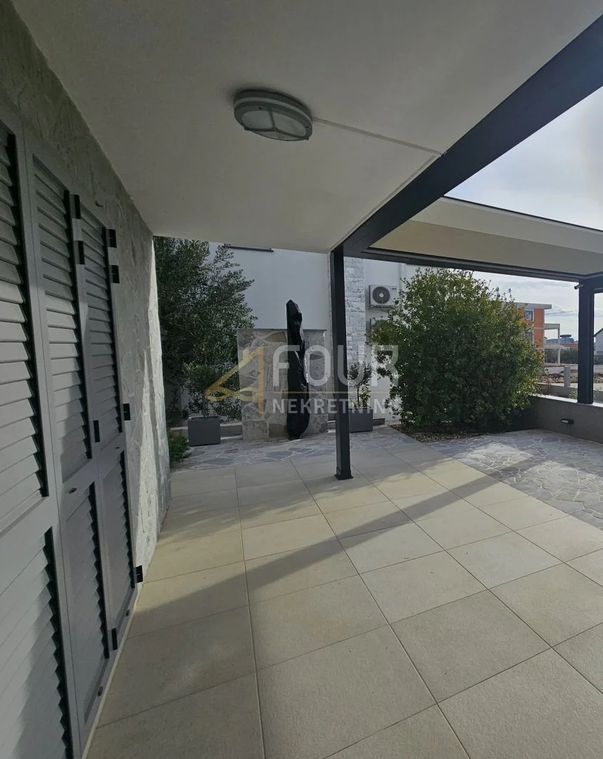 Exterior photo 4