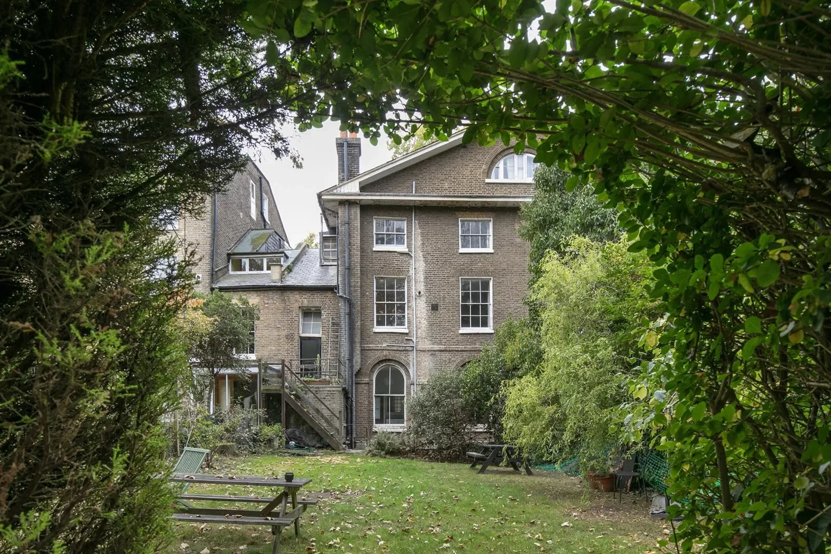 Exterior photo 5