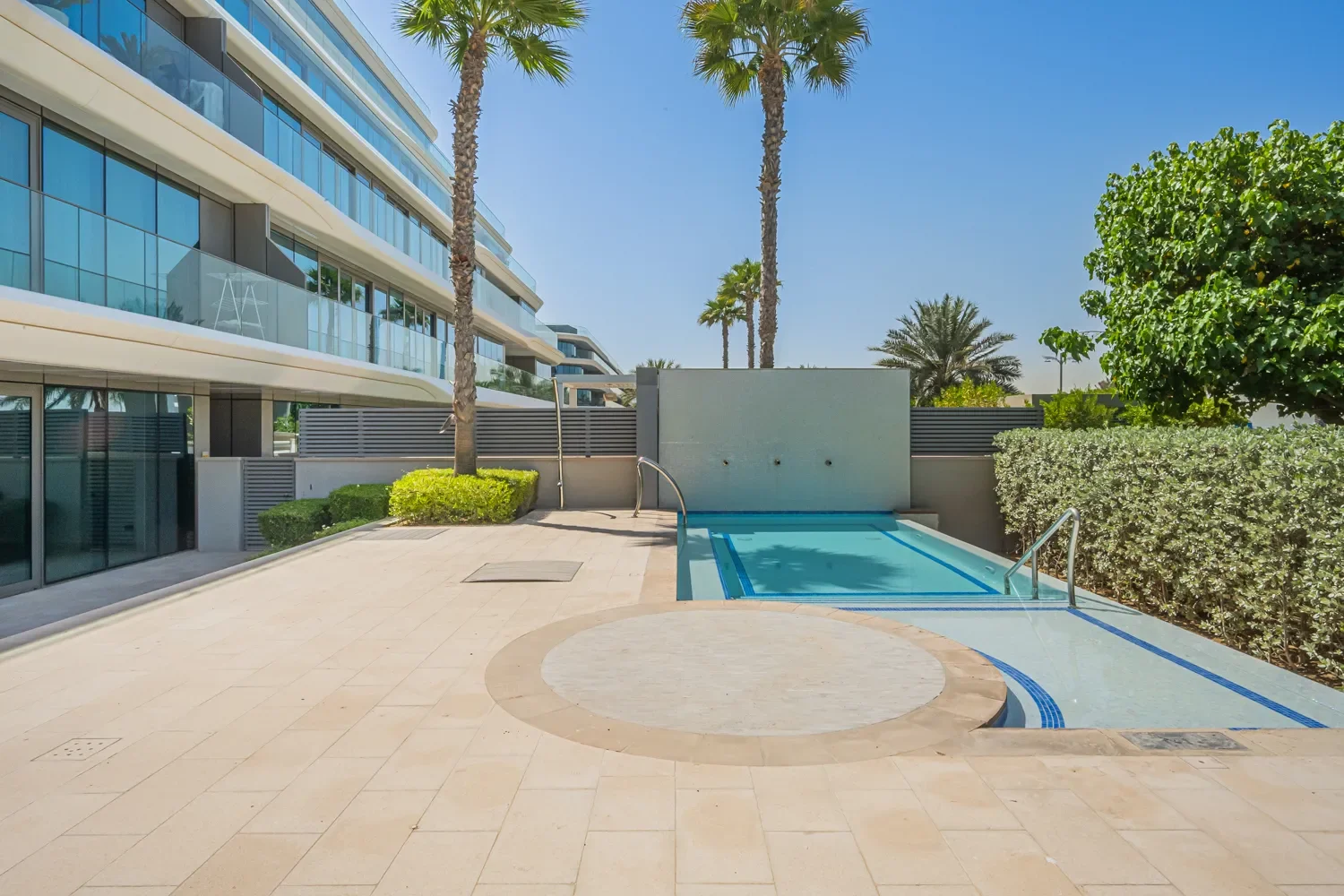Exterior photo 4
