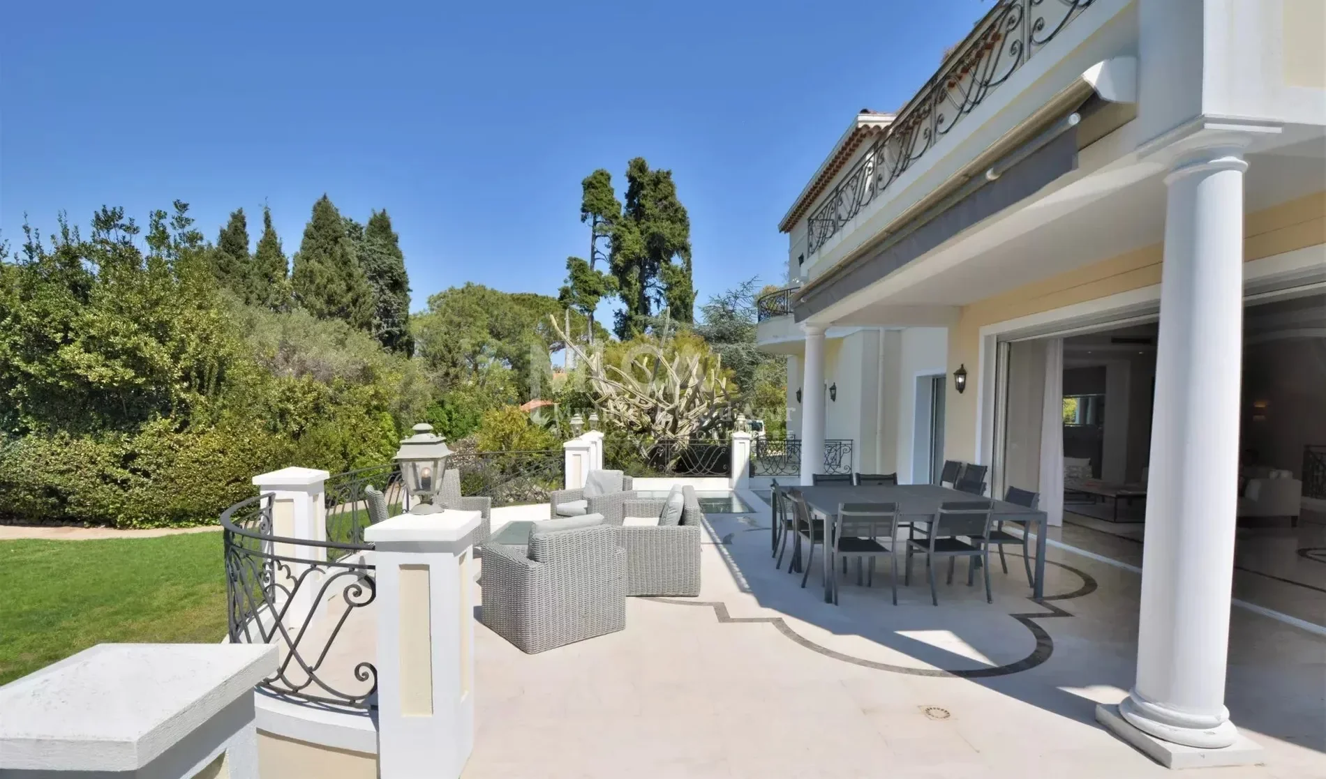 Exterior photo 5